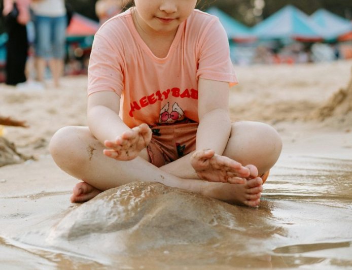 お茶でも牛乳でもなくカフェラテ フィリピンの砂浜
