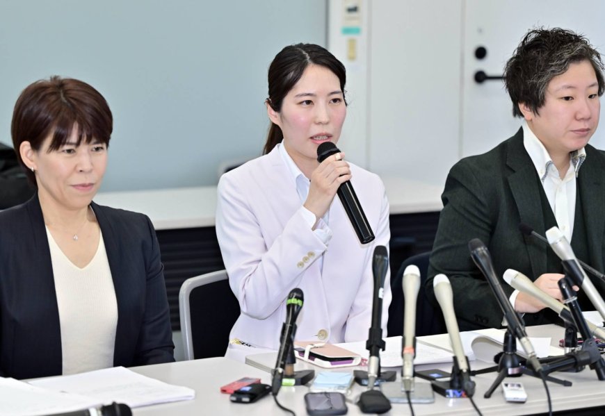 In Japan, a shogi player opens a debate on motherhood and the 'game of generals'