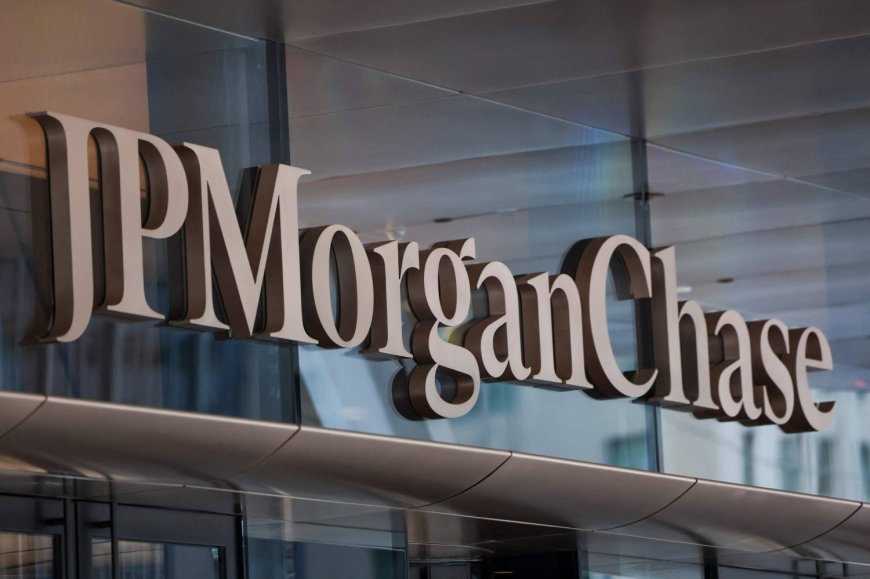 Trump sues JPMorgan Chase and its CEO for $5 billion over alleged debanking