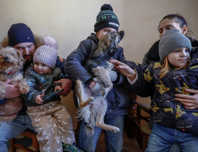 Kyiv family, with its pets and pigs, defies Russia and the cold