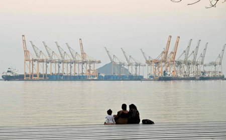 Ships avoid Strait of Hormuz as Iranian media essentially shuts it down