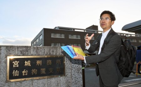 The Vietnamese interpreter who sends his imprisoned countrymen books