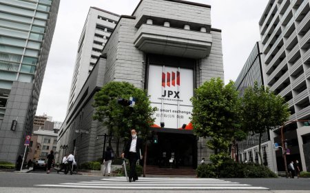 Stocks fall 5% after yen breaks ¥160 to the dollar over the weekend