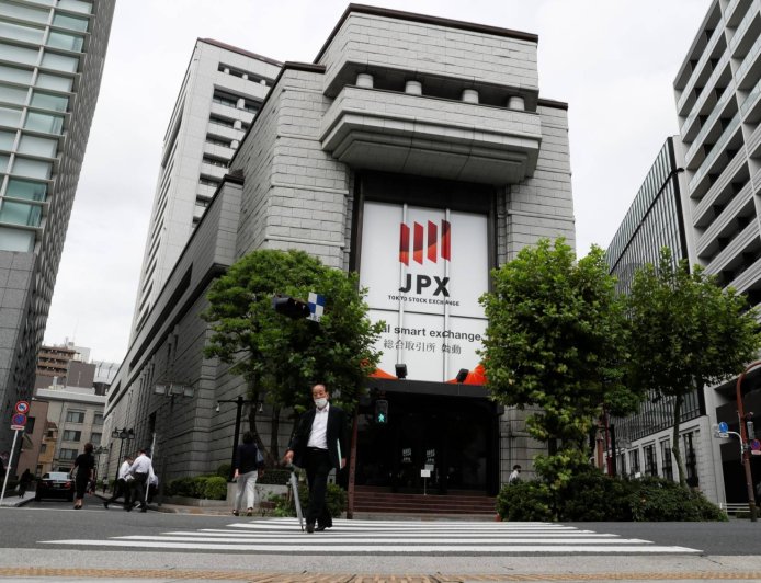 Stocks fall 5% after yen breaks ¥160 to the dollar over the weekend