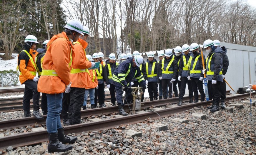 Japan trains foreign workers for railway maintenance