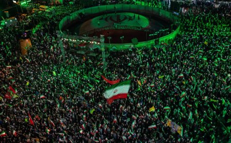 Trump holds talks on prolonged Iran blockade and urges Tehran to reach a deal