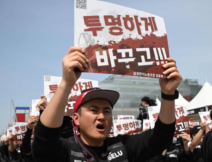 Samsung workers protest over huge pay gap with SK Hynix amid AI chip boom