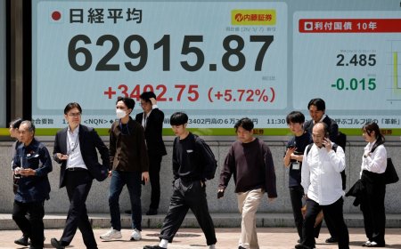 Japanese stocks steady near historic highs as tech and war weigh on sentiment