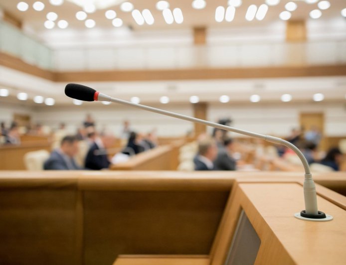 Town assembly in Akita Prefecture removes unconscious mayor