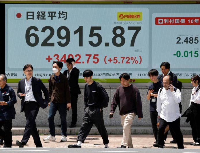 Japanese stocks steady near historic highs as tech and war weigh on sentiment
