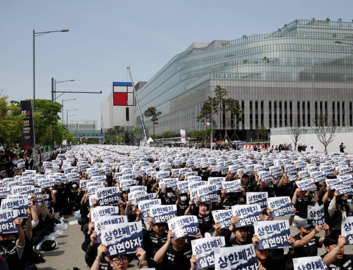 Samsung and labor union to meet in ‘last chance’ to avert strike