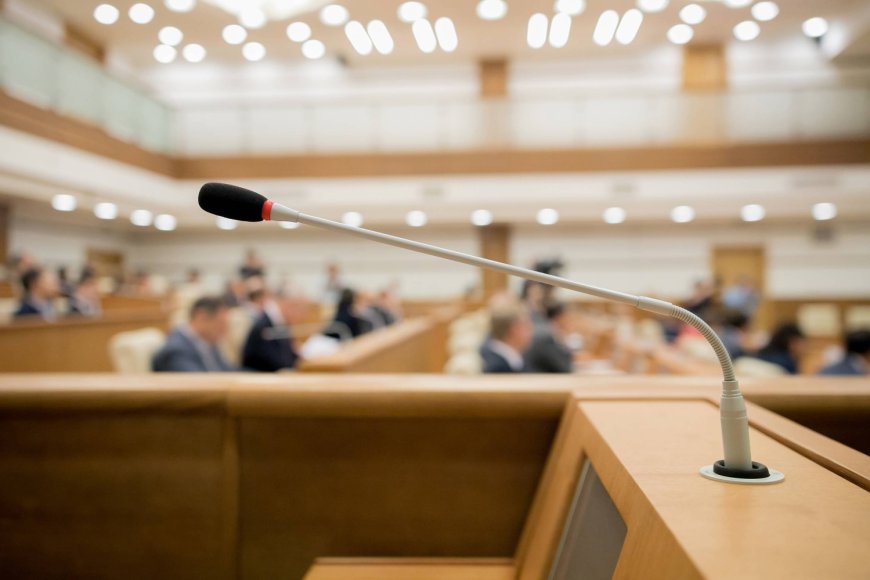 Town assembly in Akita Prefecture removes unconscious mayor