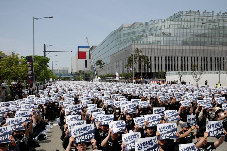 Samsung and labor union to meet in ‘last chance’ to avert strike