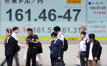 Yen continues to test fresh lows as Nikkei 225 hits new highs