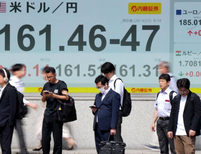 Yen continues to test fresh lows as Nikkei 225 hits new highs